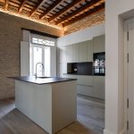 Salón-cocina de la vivienda reformada en el barrio de la Alameda de Hércules